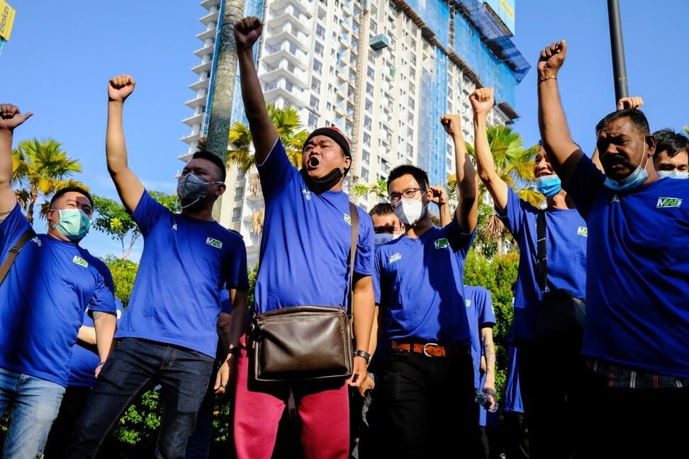 Supporters of former Malaysia Prime Minister Najib Razak chant outside the Kuala Lumpur Courts Complex on July 28, 2020. Photo: Bloomberg