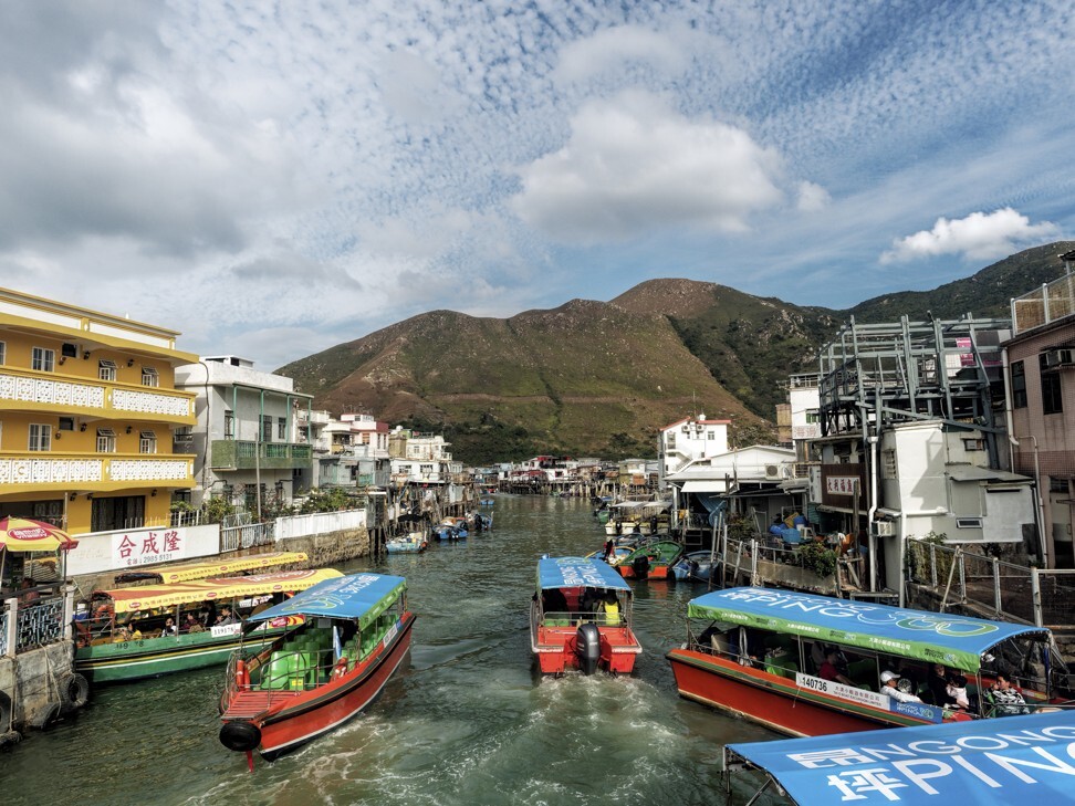 Boats running along Tai O creek. Photo: Martin Williams
