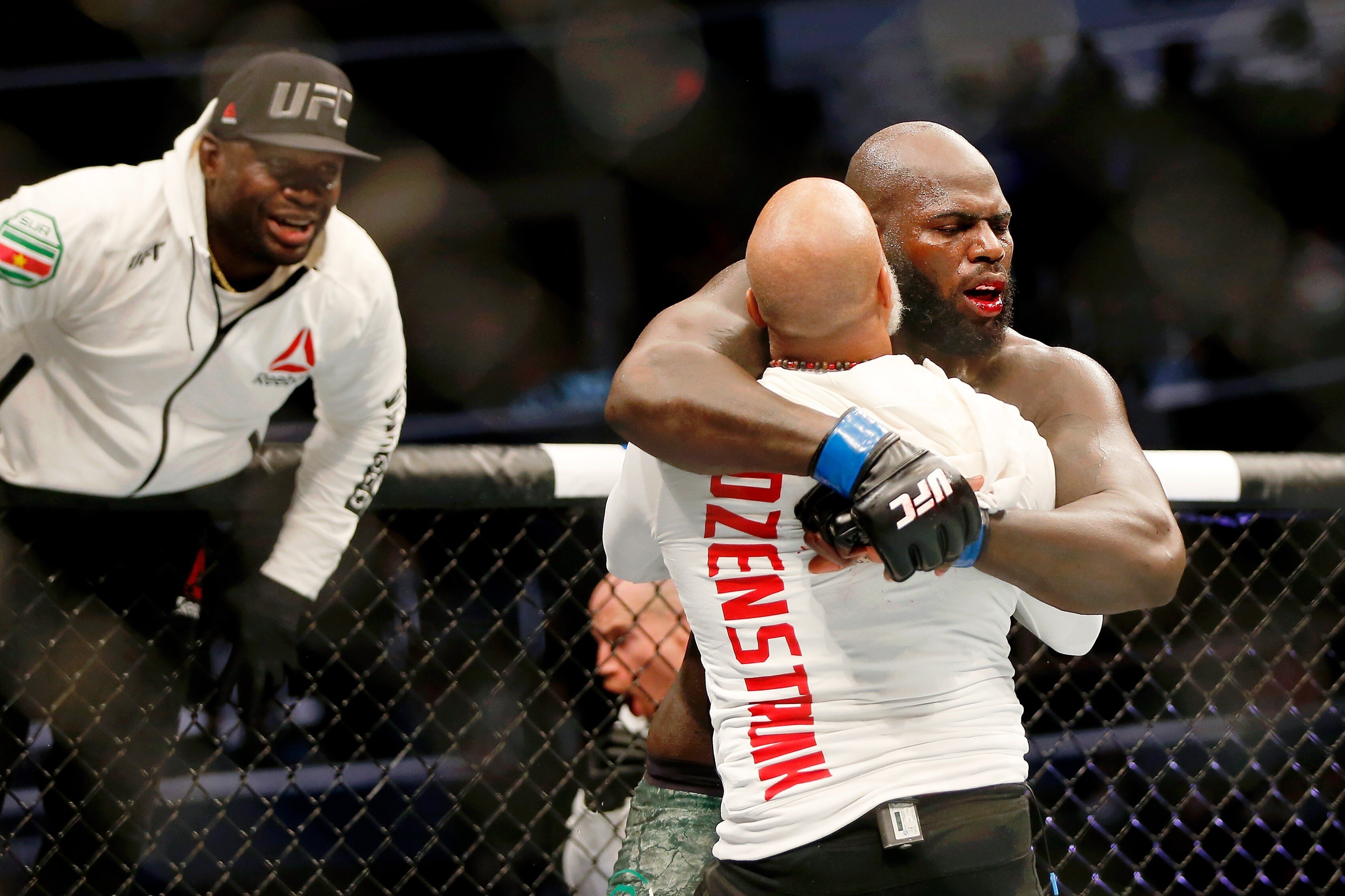 Lewis stops Oleinik to set UFC heavyweight knockout record