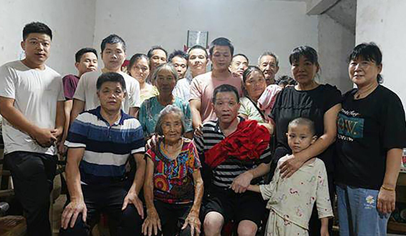 Zhang Yuhuan with his family, many of whom he hardly recognised, including his 84-year-old mother. Photo: Weibo