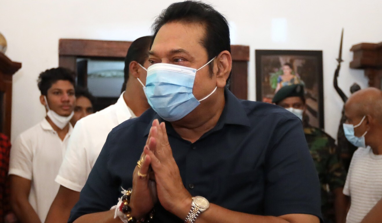 Sri Lankan Prime Minister Mahinda Rajapaksa greets people at his home on August 7. Photo: EPA-EFE