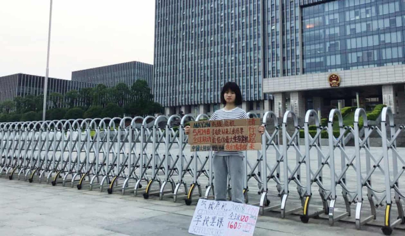 Howey Ou skipped classes for a week to protest about climate change in front of the local government office in Guilin last year. Photo: Twitter/Howey Ou