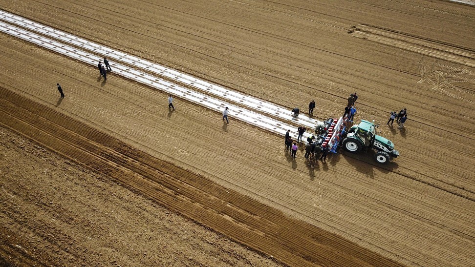 Самоходный трактор высевает семена хлопка на поле в поселке Яха, Синьцзян, в марте 2018 года. Интеллектуальный трактор с автоматической системой навигации устраняет необходимость в ручном труде, выполняя вспашку и посев самостоятельно. Фото: Синьхуа