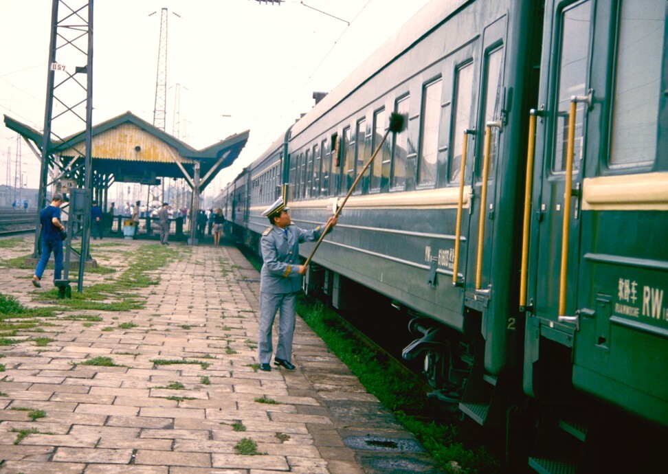 A worker in Datong, Shanxi province, cleans the windows of the Moscow-to-Beijing train in 1987. Photo: Bruce Connolly