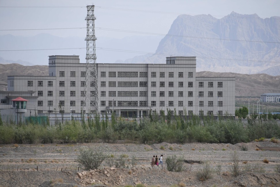 Центр услуг по обучению профессиональным навыкам Artux City считается лагерем перевоспитания, где содержатся в основном мусульманские этнические меньшинства, к северу от Кашгара в северо-западном районе Китая Синьцзян. Фото: AFP