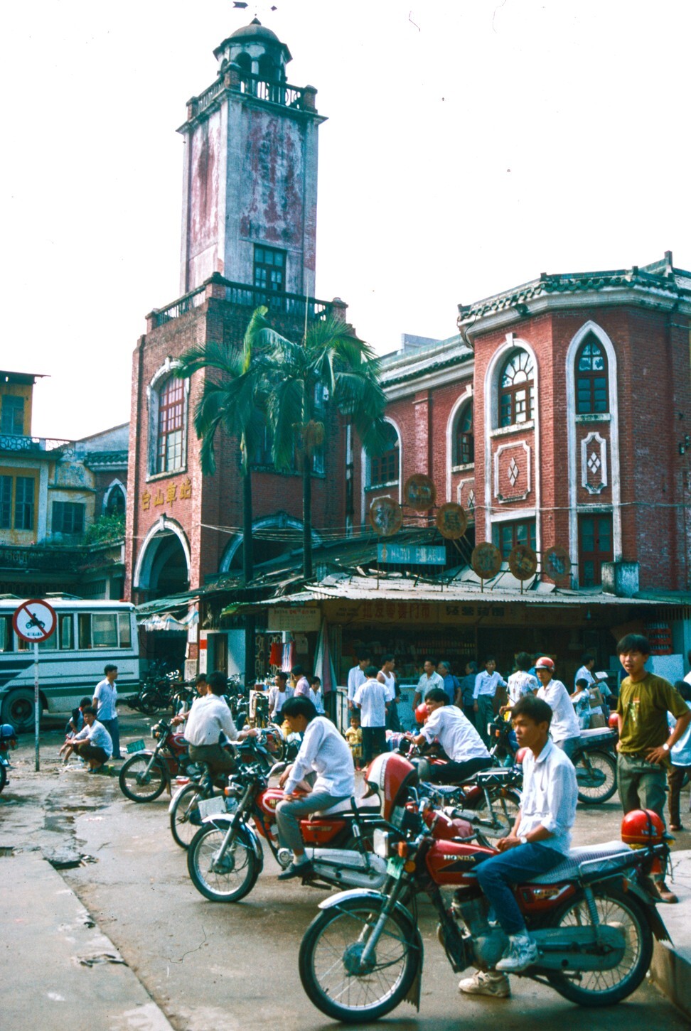 Taishan bus station, 1993. It has since been demolished. Photo: Bruce Connolly