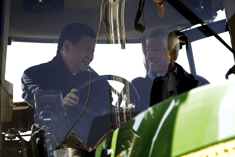 Затем вице-президент Си Цзиньпин сидит за рулем трактора John Deere во время поездки по ферме Рика Кимберли в Айове (справа) в феврале 2012 года. Фото: Reuters