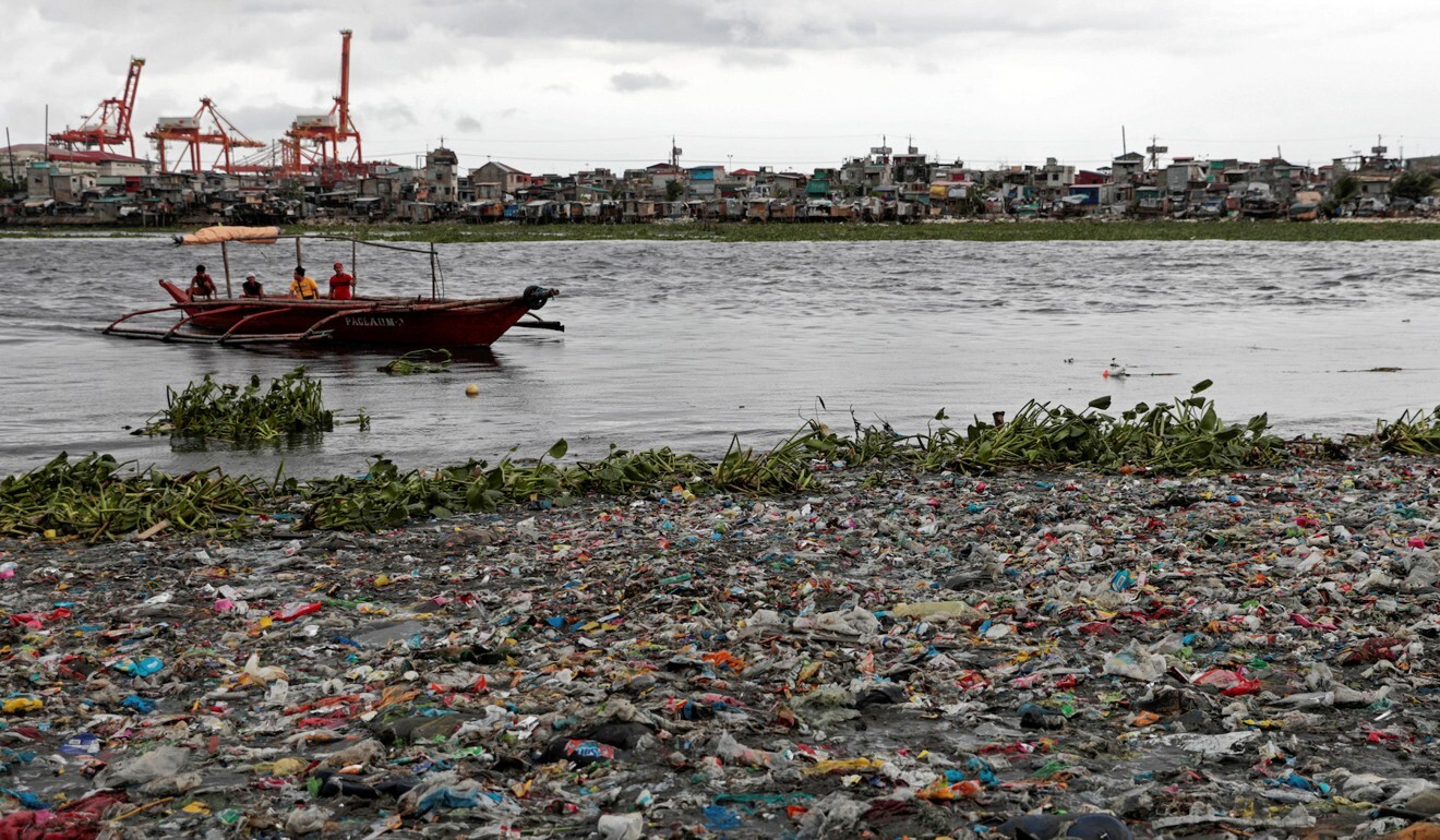 A boat prepares to dock on a rubbish-strewn Manila beach in 2019. Photo: Reuters