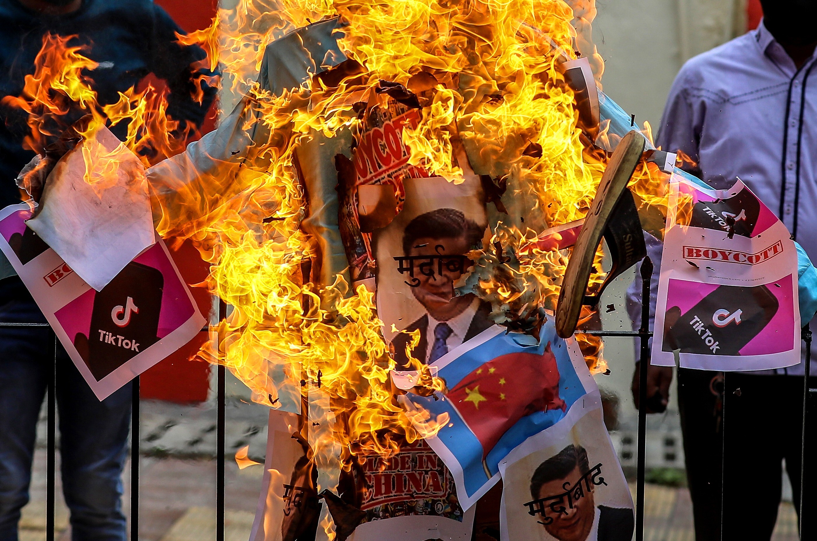 Indians burn an effigy of Chinese President Xi Jinping following the clashes in the Galwan Valley. Photo: EPA