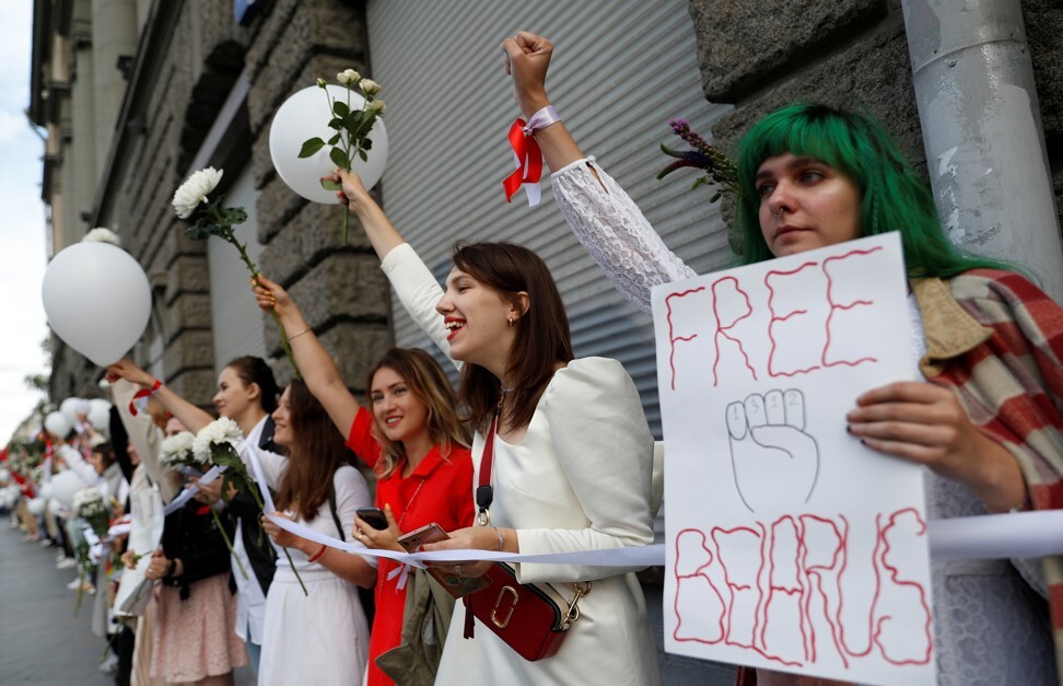 Russians attend a rally in solidarity with Belarusian people in front of the Belarusian embassy in Moscow on August 15, 2020. Photo: Reuters