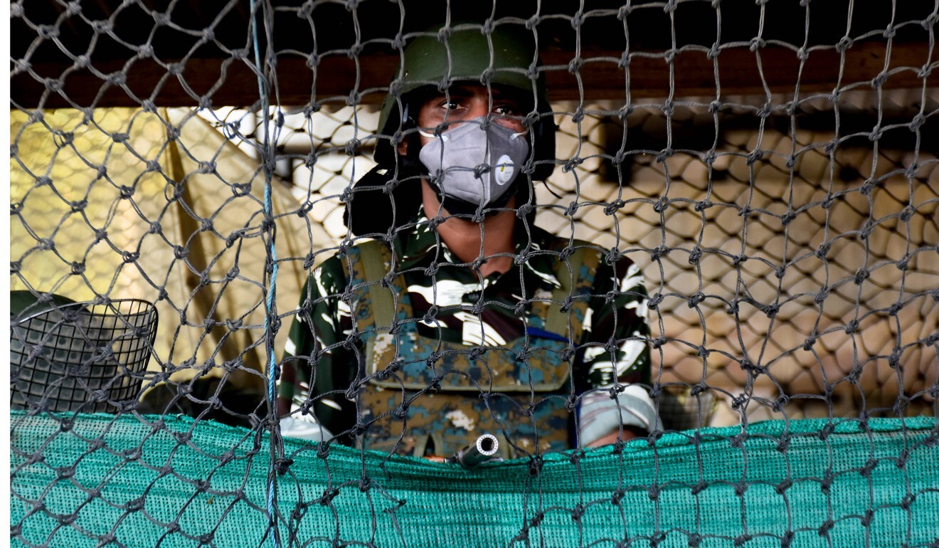 An Indian soldier is seen in Srinagar during a curfew on Independence Day in the Kashmir valley. Photo: DPA