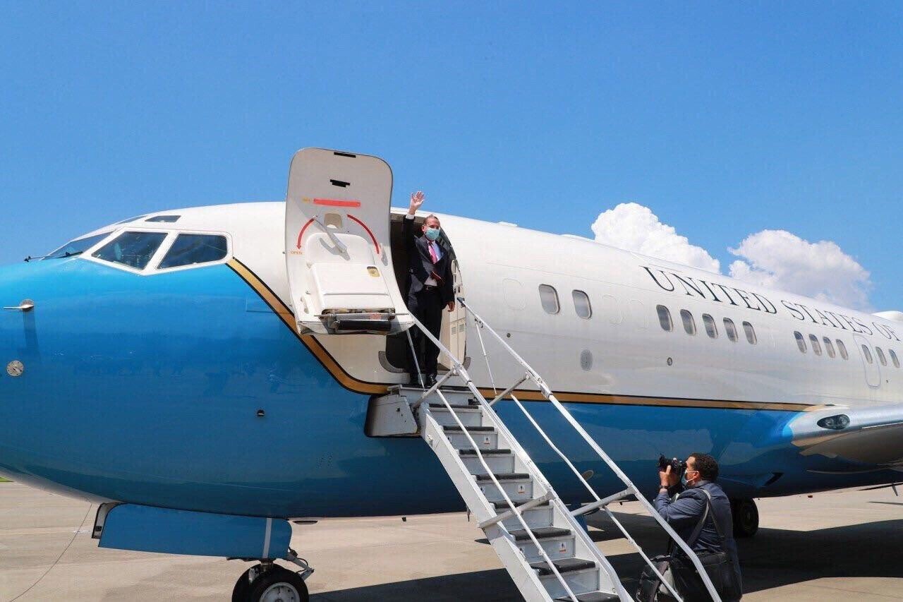 US health secretary Alex Azar waves before leaving Taiwan from Taipei Songshan Airport on August 12. Photo: EPA-EFE/Handout