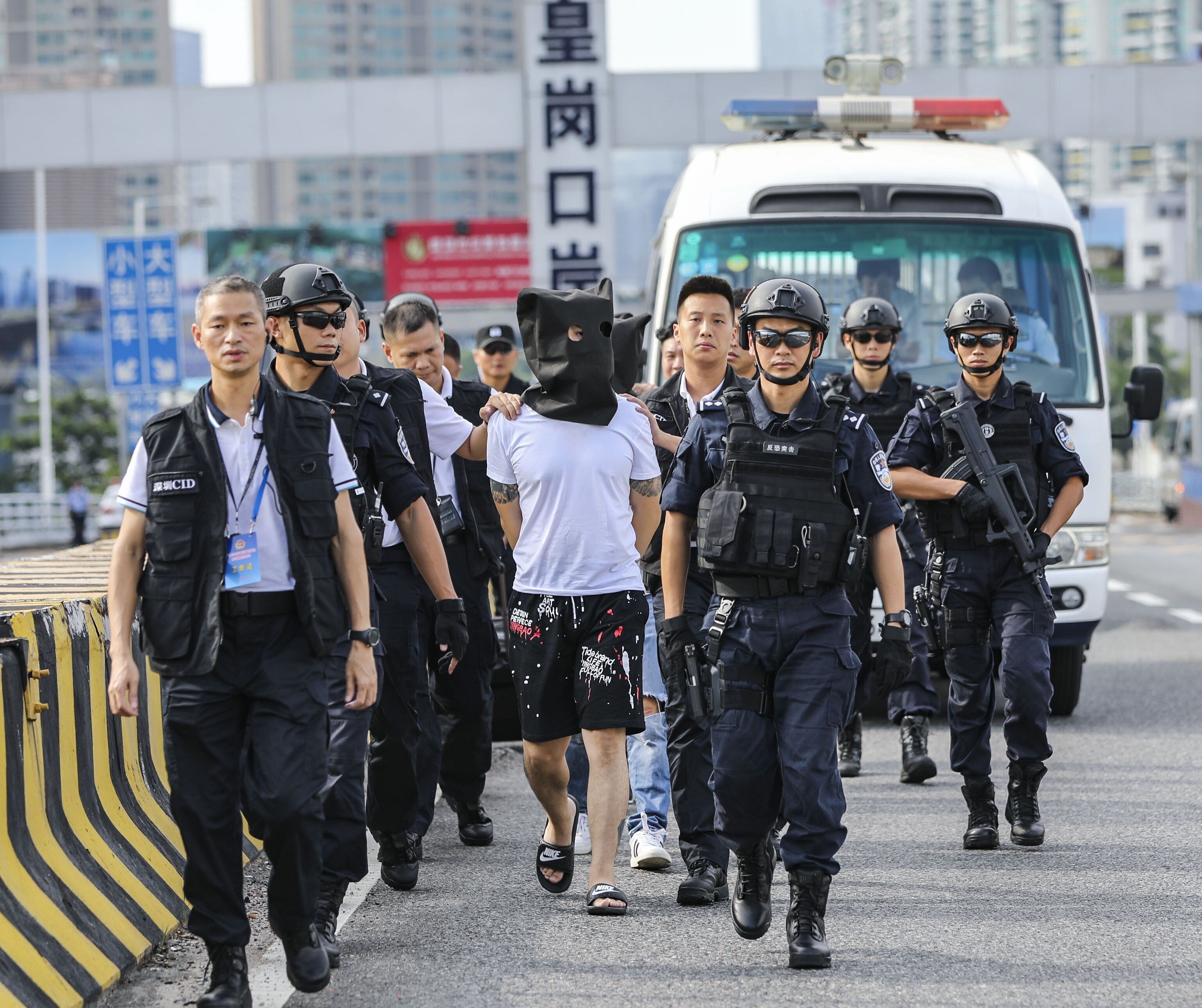 Mainland Chinese police hand over robbery suspects to Hong Kong authorities. The US often made use of its extradition deal with the city, which sent over 69 fugitives at Washington’s request. Photo: Edward Wong