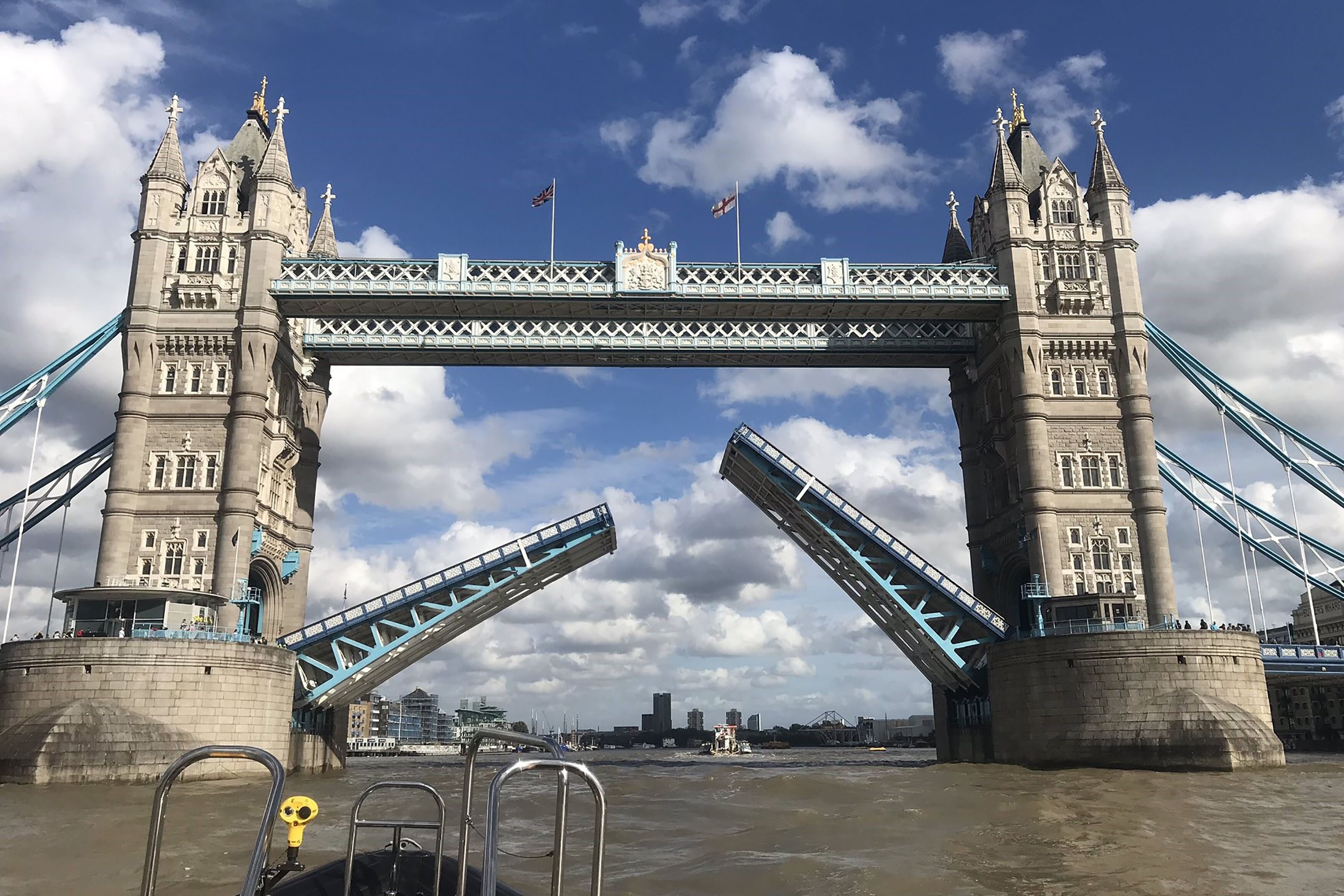 Тауэрский мост лондон. Тауэрский мост в Лондоне. Лондонский мост — Тауэр бридж. Достопримечательности Великобритании Тауэрский мост. Тауэрский мост символ Лондона.