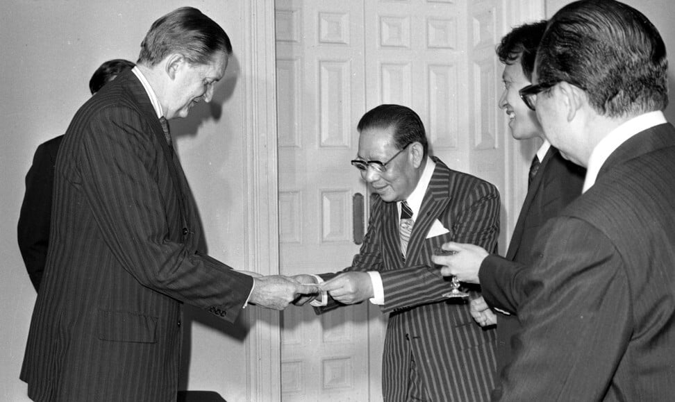 Kwok Tak-seng (right), chairman of Sun Hung Kai Properties, presents a cheque to Governor Sir Murray MacLehose, patron of the Hong Kong Heart Foundation, at Government House in 1978. Photo: SCMP