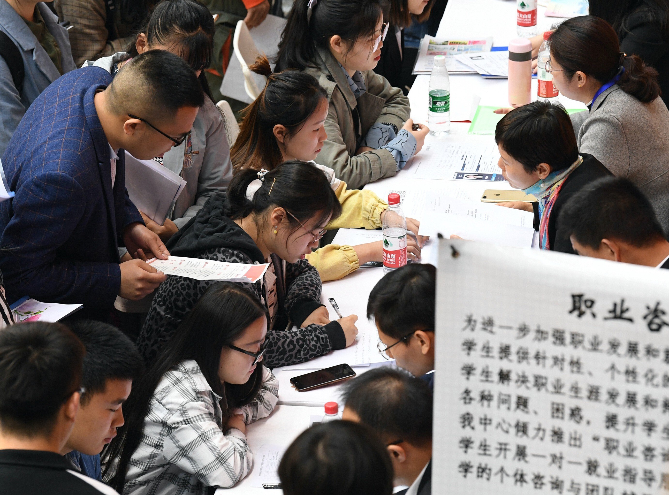 Job seekers at a recruitment fair at Shaanxi University of Science and Technology in Xi'an on April 12, 2019. Photo: Xinhua