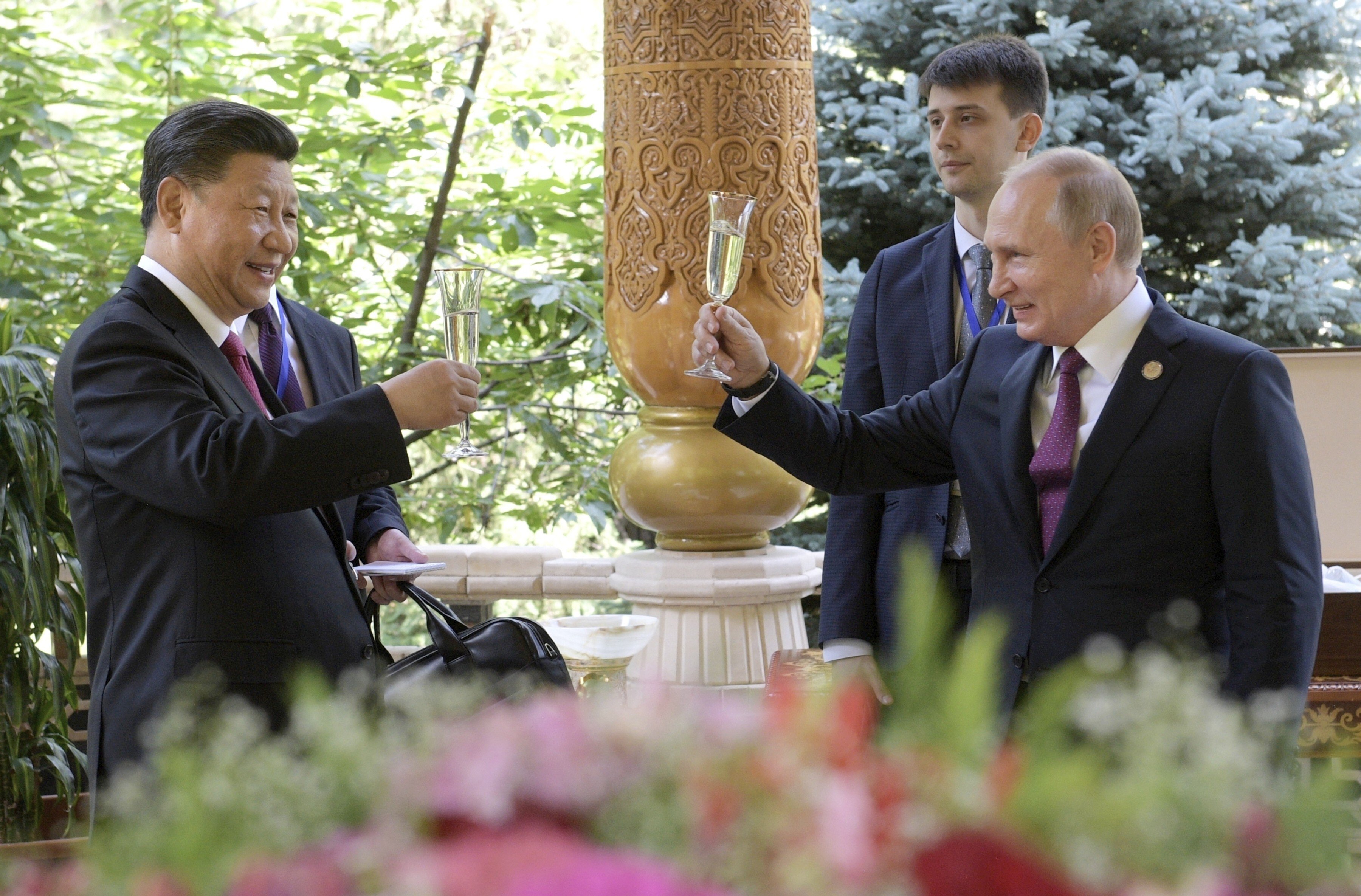 Russian President Vladimir Putin (right) and Chinese President Xi Jinping raise a toast prior to the Conference on Interaction and Confidence Building Measures in Asia in Dushanbe, Tajikistan, on June 14, 2019. Photo: AP