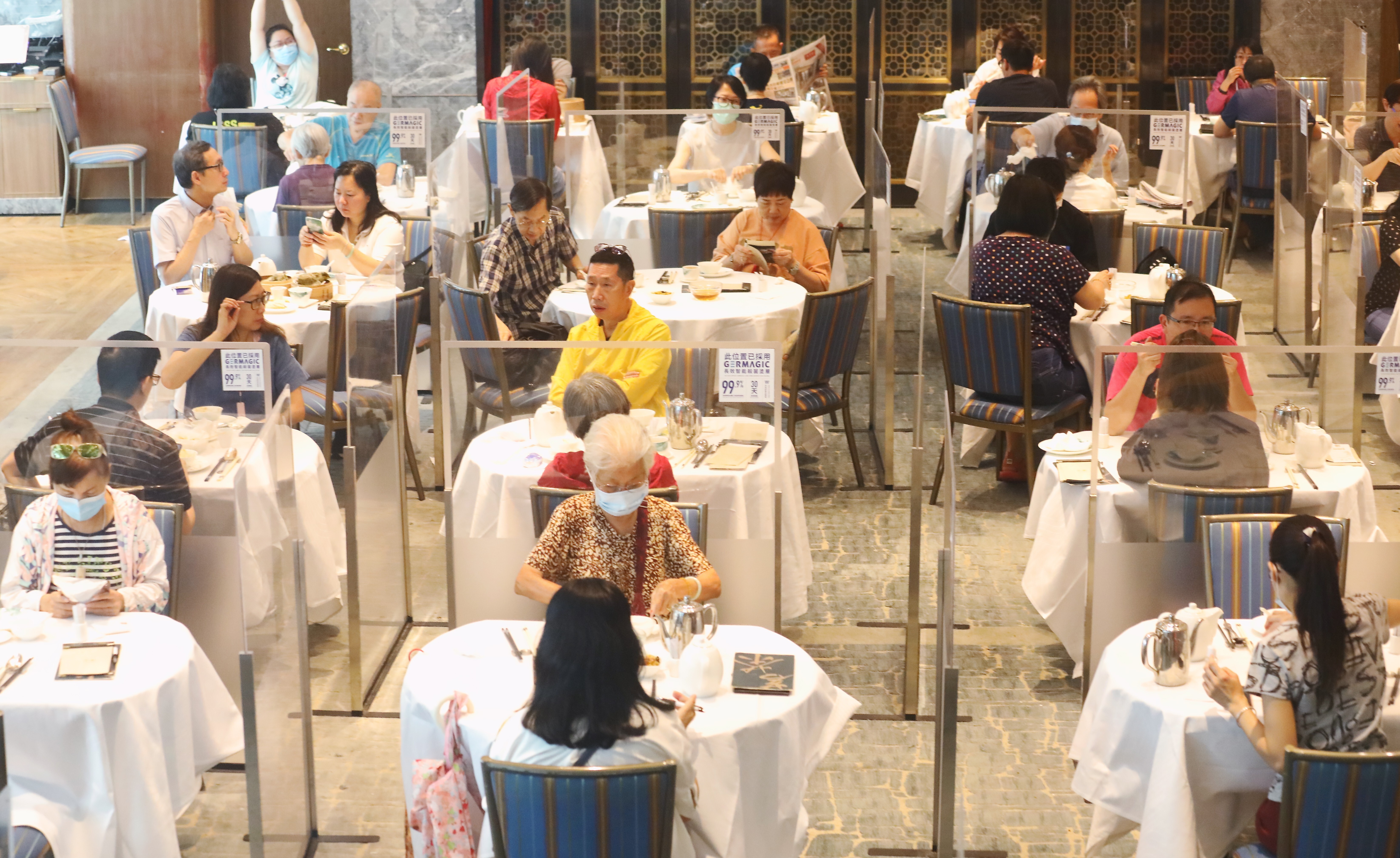 People having lunch at a restaurant in Mong Kok amid the third wave of coronavirus infections. Photo: Dickson Lee