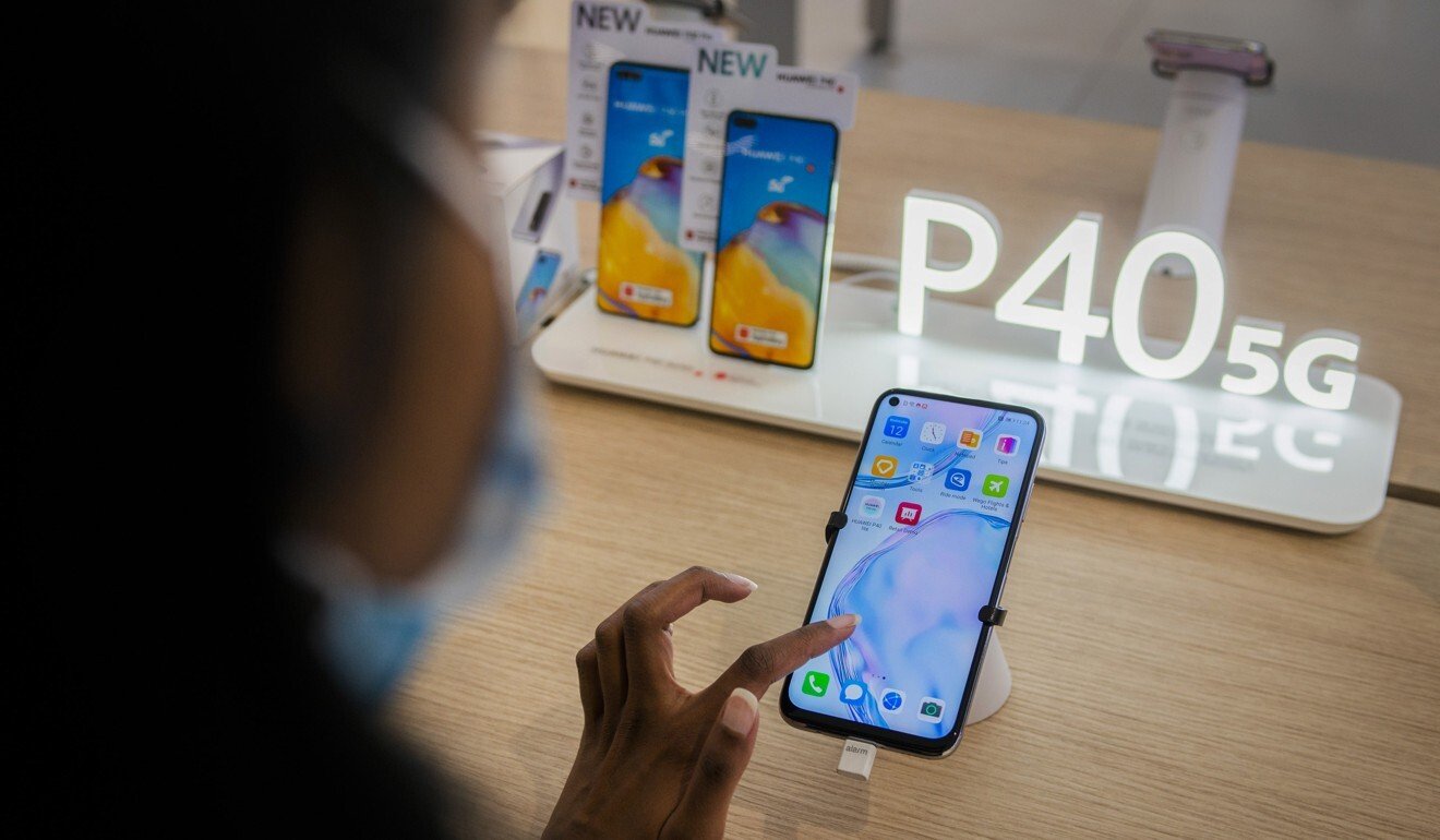 A customer tests a Huawei P40 5G-ready smartphone at Huawei store in Pretoria, South Africa, Aug. 12, 2020. Photo: Bloomberg