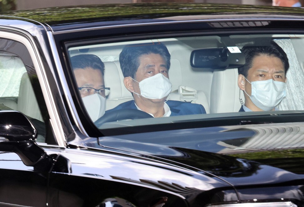 Japanese Prime Minister Shinzo Abe arrives at Keio University Hospital in Tokyo on August 24, 2020. Photo: EPA-EFE