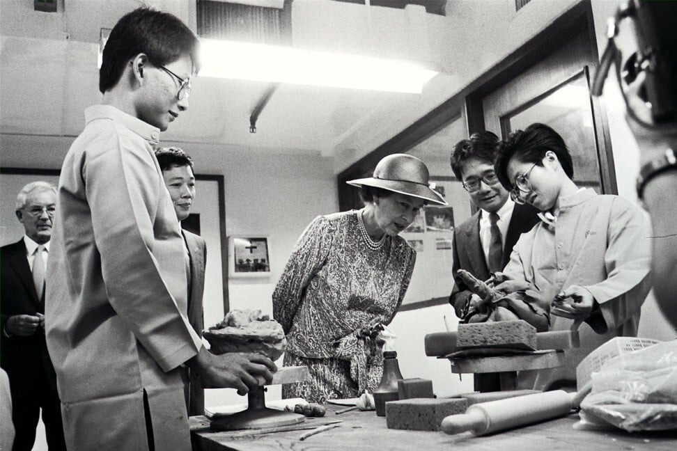 A student at then-Hong Kong Polytechnic explains a model to Queen Elizabeth during her visit to the college's technology and community care displays in October 1986. Photo: SCMP