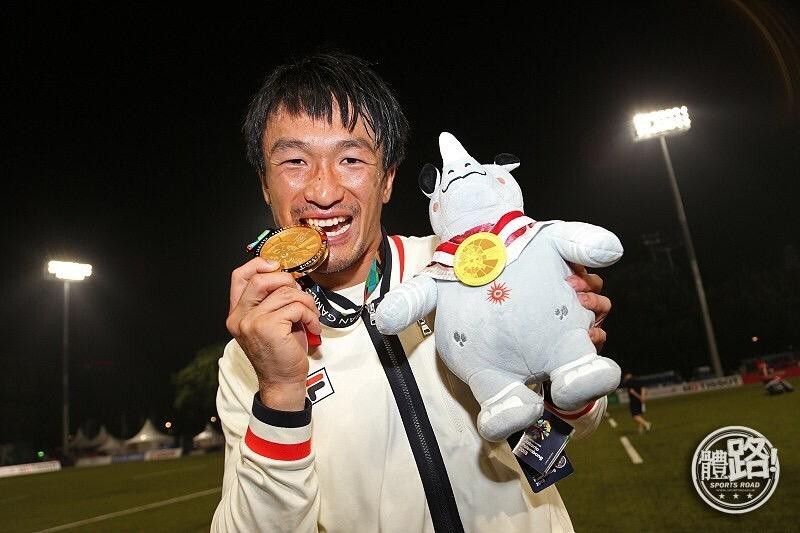 Salom Yiu celebrating with his gold medal after beating Japan. Photo: @sportsroad