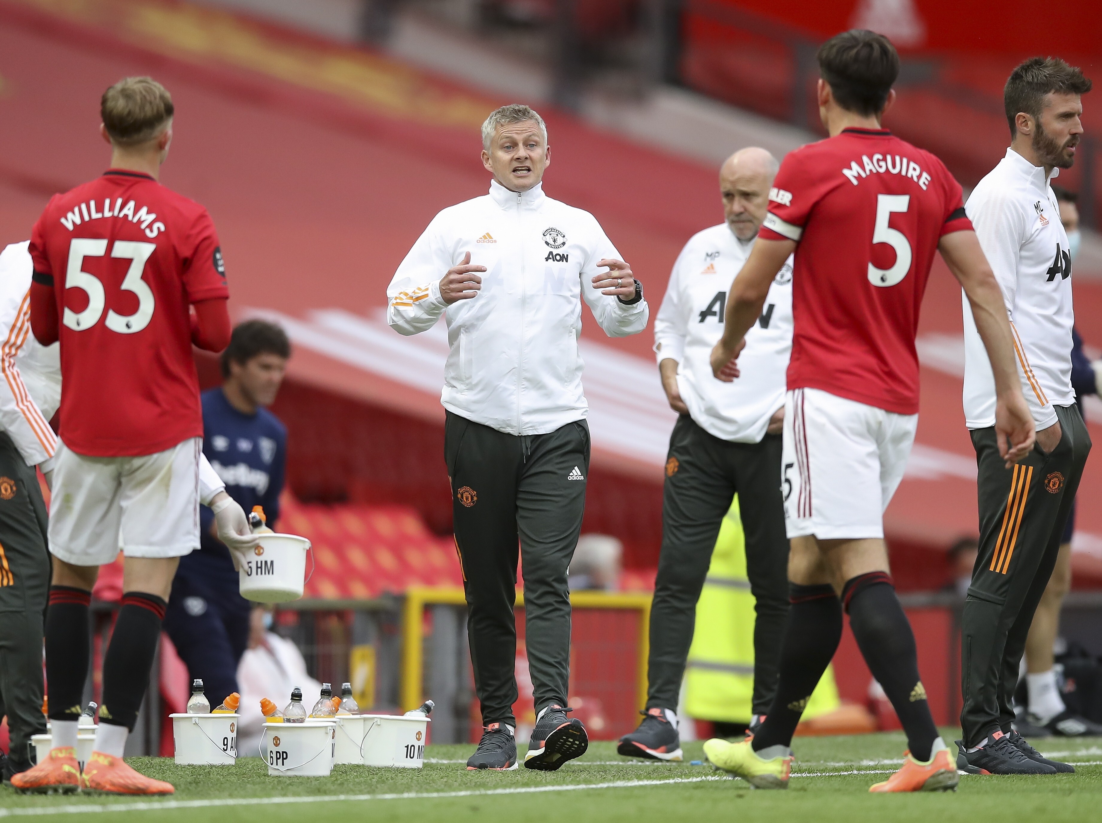 Manchester United head coach Ole Gunnar Solskjaer talks to his players during a Premier League match against West Ham in July. Photo: EPA
