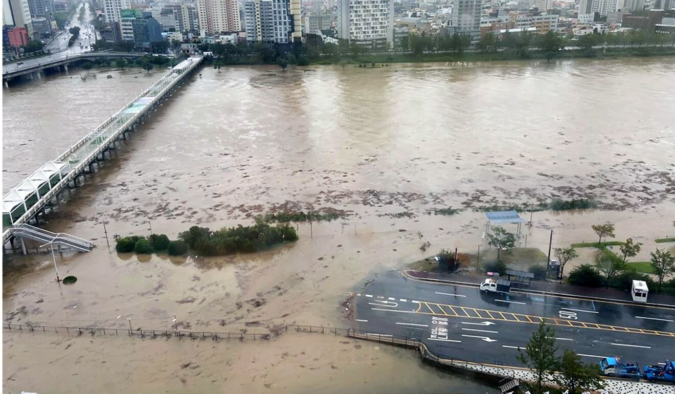 A riverside road near the Taehwa River in Ulsan is flooded by heavy rain caused by Typhoon Haishen. Photo: AFP