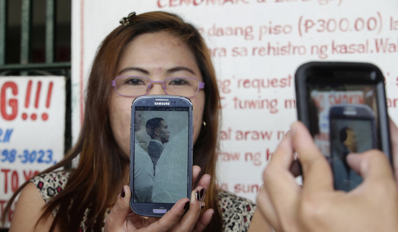 Marilou Laude, the sister of slain Filipino transgender woman Jennifer Laude, shows the media a photo she took of US marine Joseph Scott Pemberton’s murder trial. Photo: AP