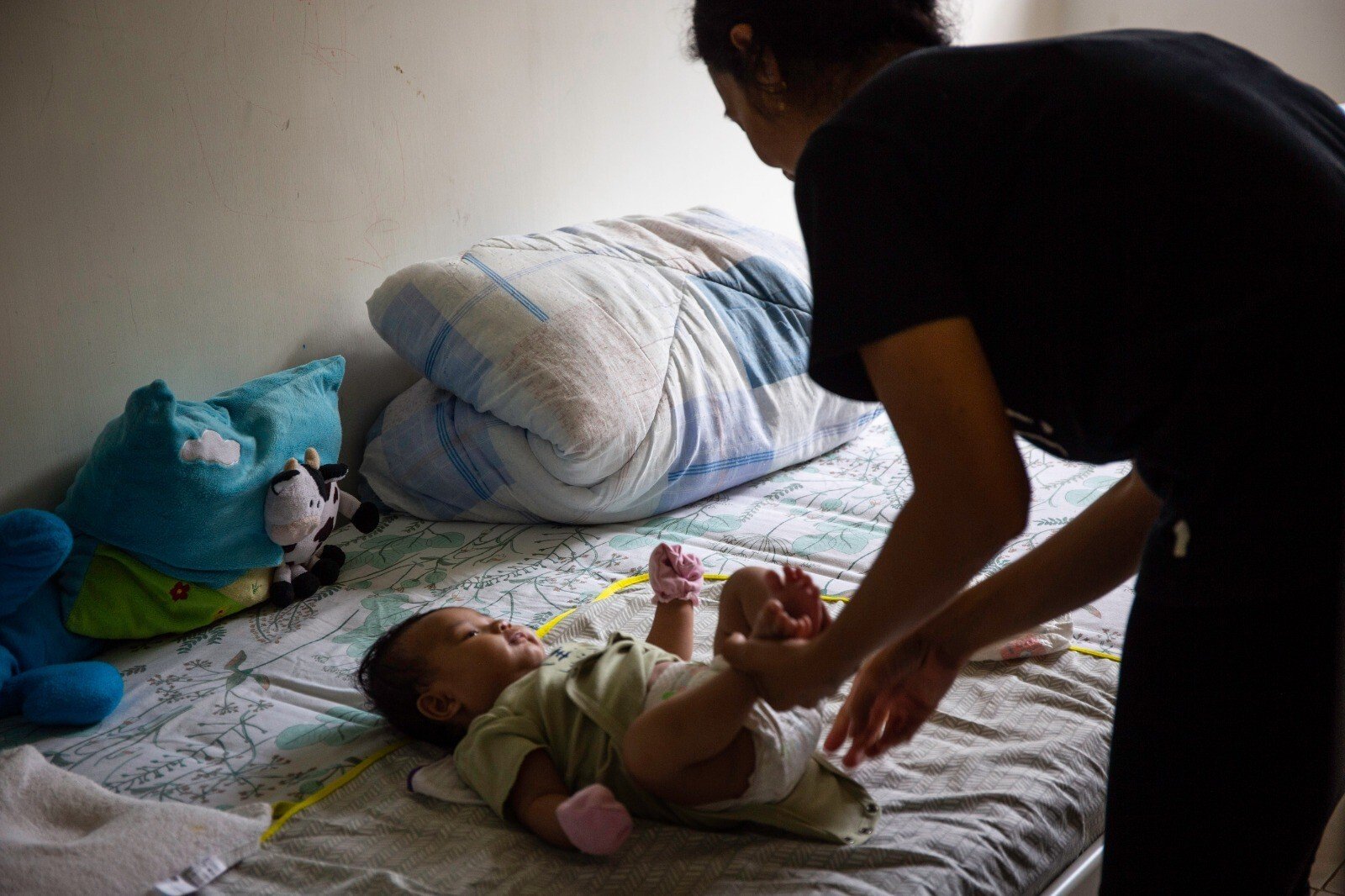 A stranded unemployed domestic helper changes her newborn baby daughter’s nappy in the Hong Kong Island safe house. Photo: Pathfinders
