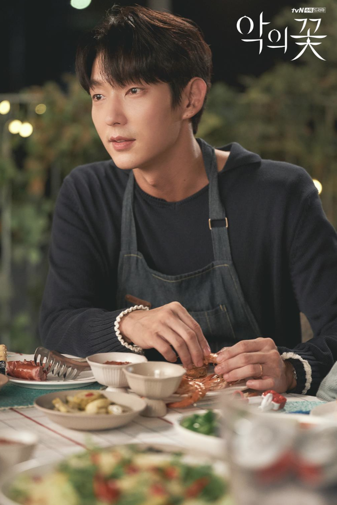 Lee Joon-gi playing the leading role of Baek Hee-sung in K-drama The Flower of Evil. Photo: TVN
