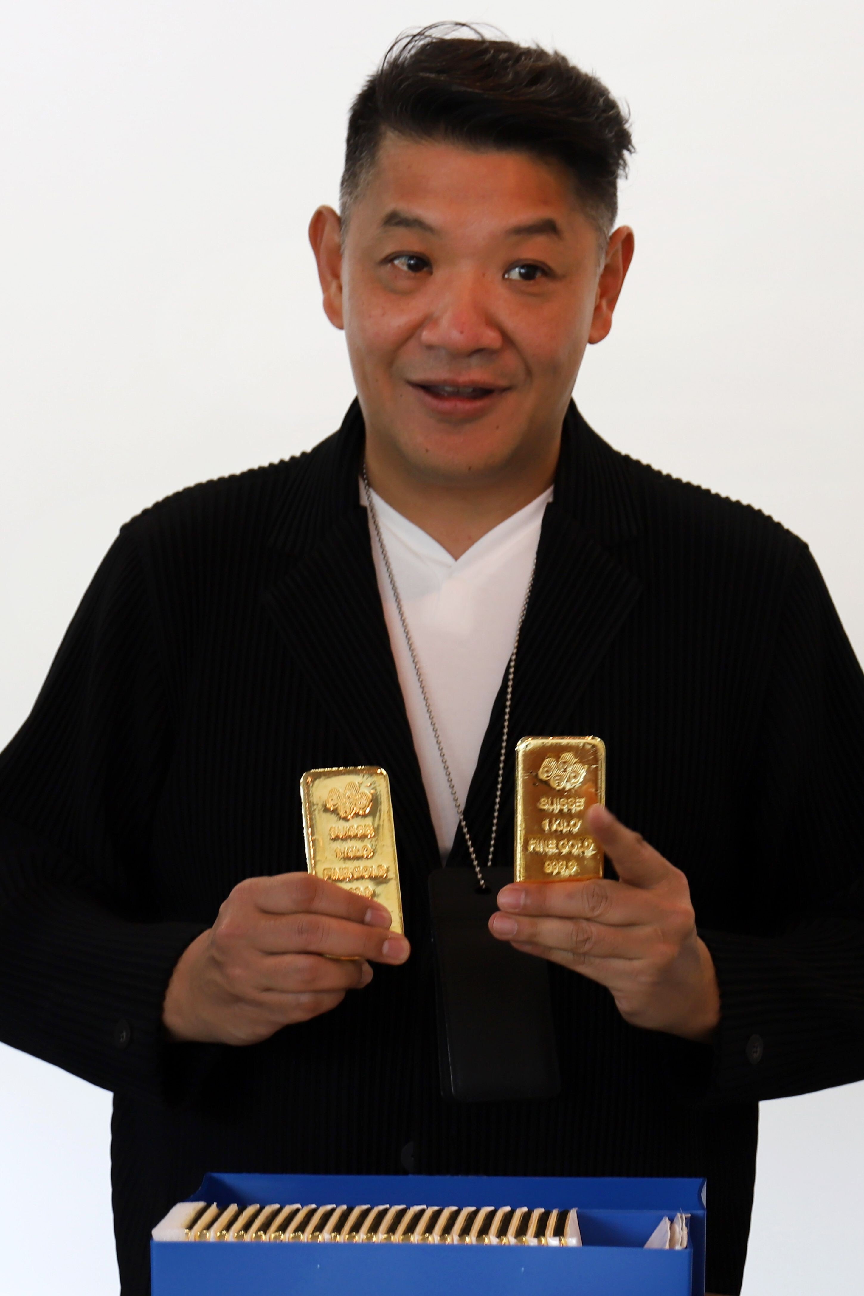 Victor Foo, CEO of the Singapore Precious Metals Exchange, holds 1kg gold bars during a media tour at his office in Le Freeport. Photo: AFP