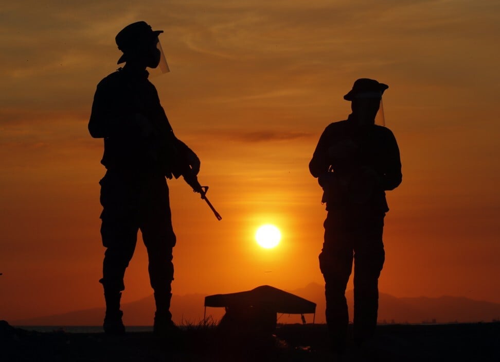 Filipino soldiers patrol along Manila bay. Photo: EPA