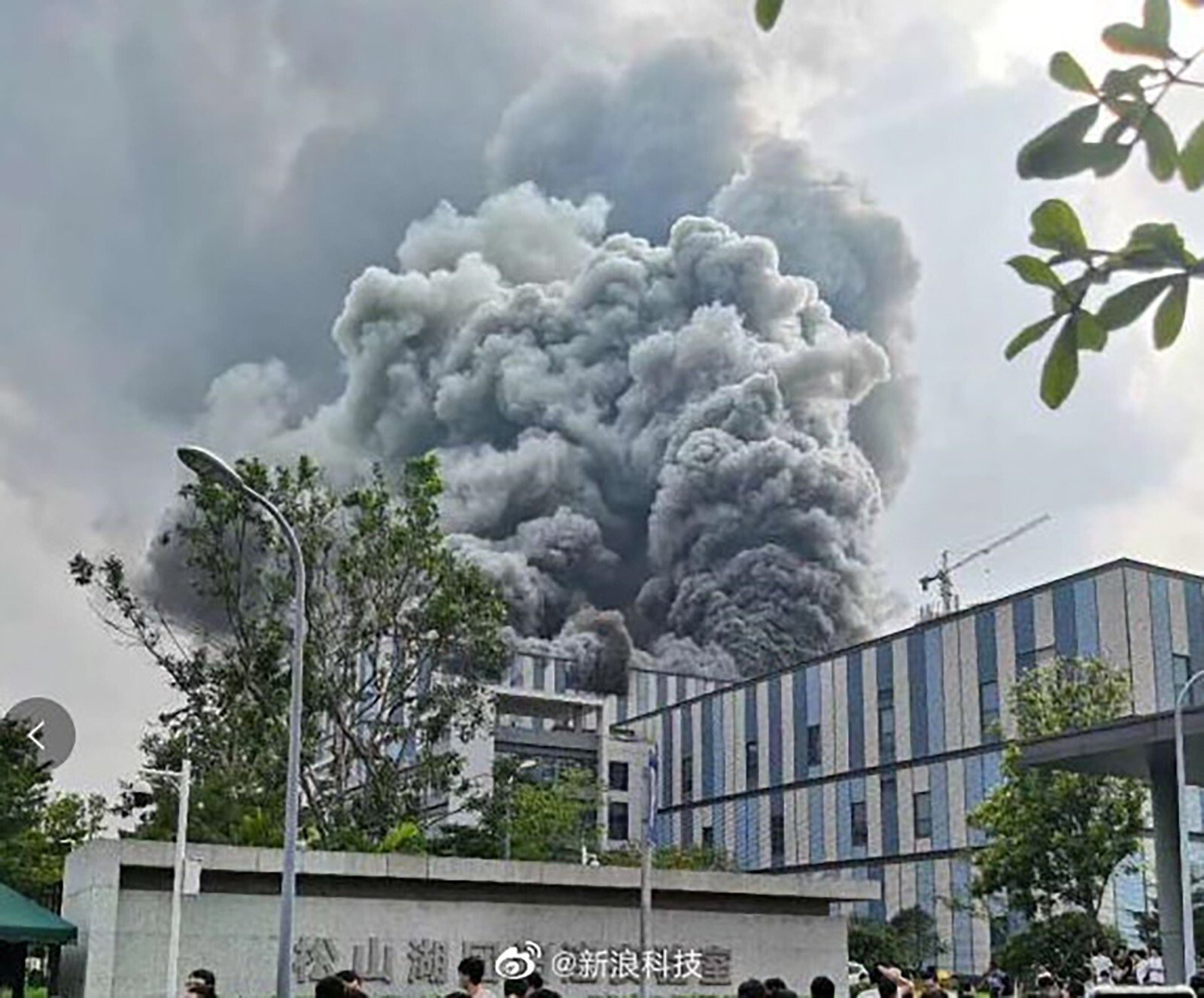 Thick plumes of smoke are seen coming out of a building at a Huawei Technologies complex in the city of Dongguan, in southern Guangdong province, that caught fire on Friday afternoon. Photo: Weibo