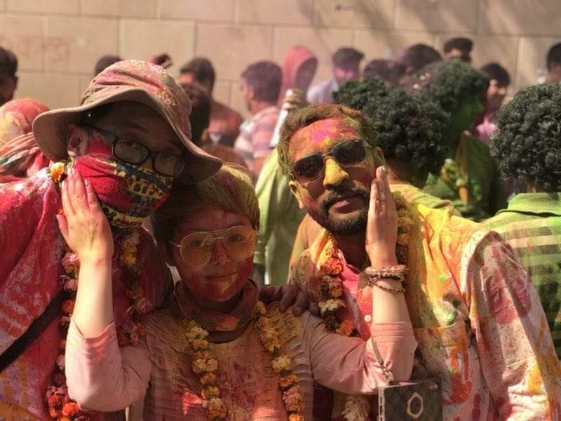 Roushan playing Holi with Chinese tourists. Photo: Manish Kumar (aka Roushan)