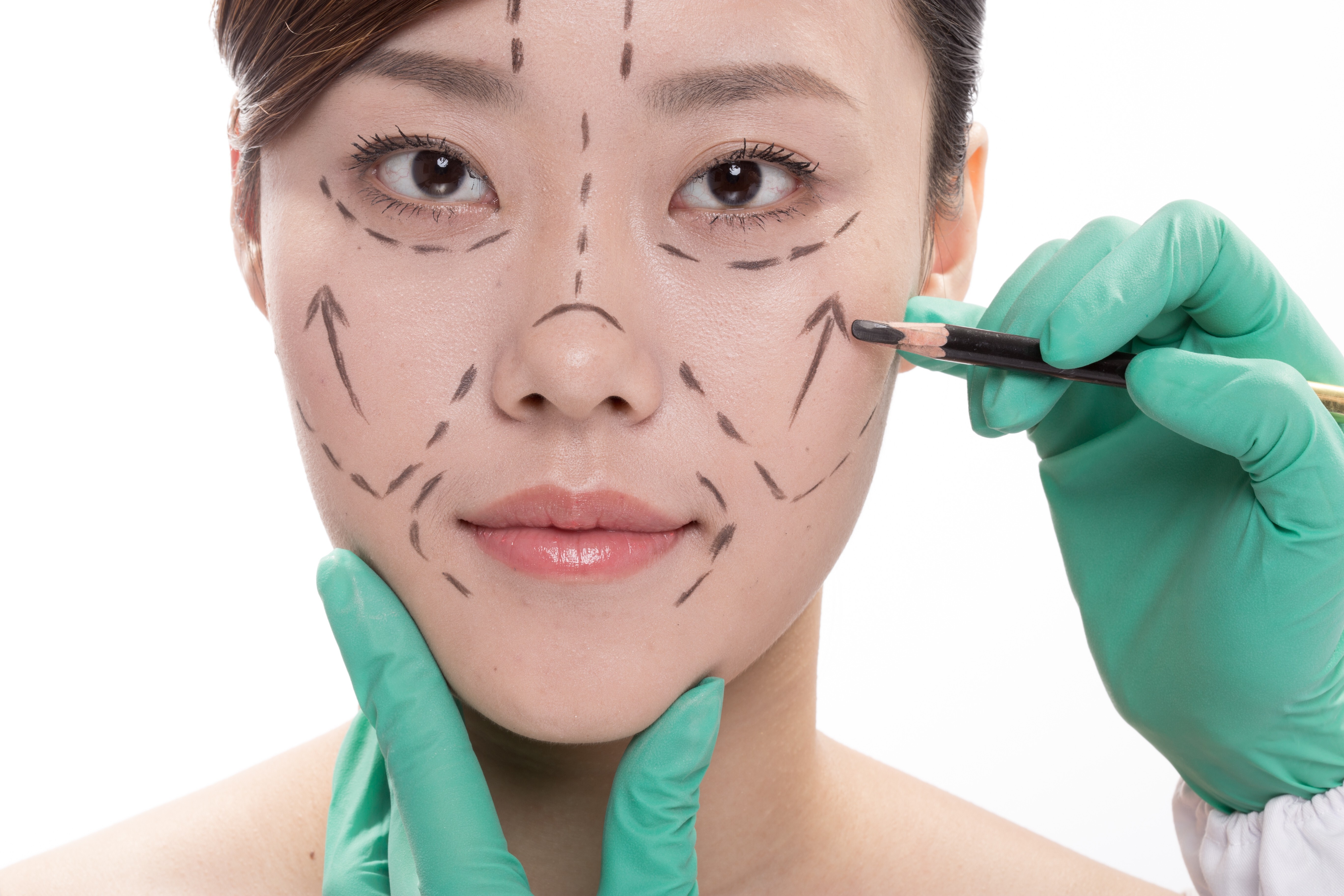 A surgeon prepares to perform cosmetic surgery. Photo: Shutterstock