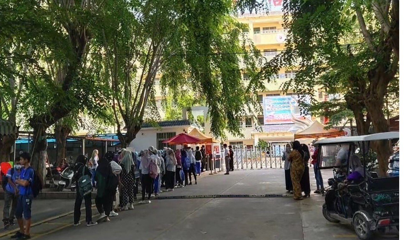 Pupils protest outside a school in Sanya. Photo: Weibo