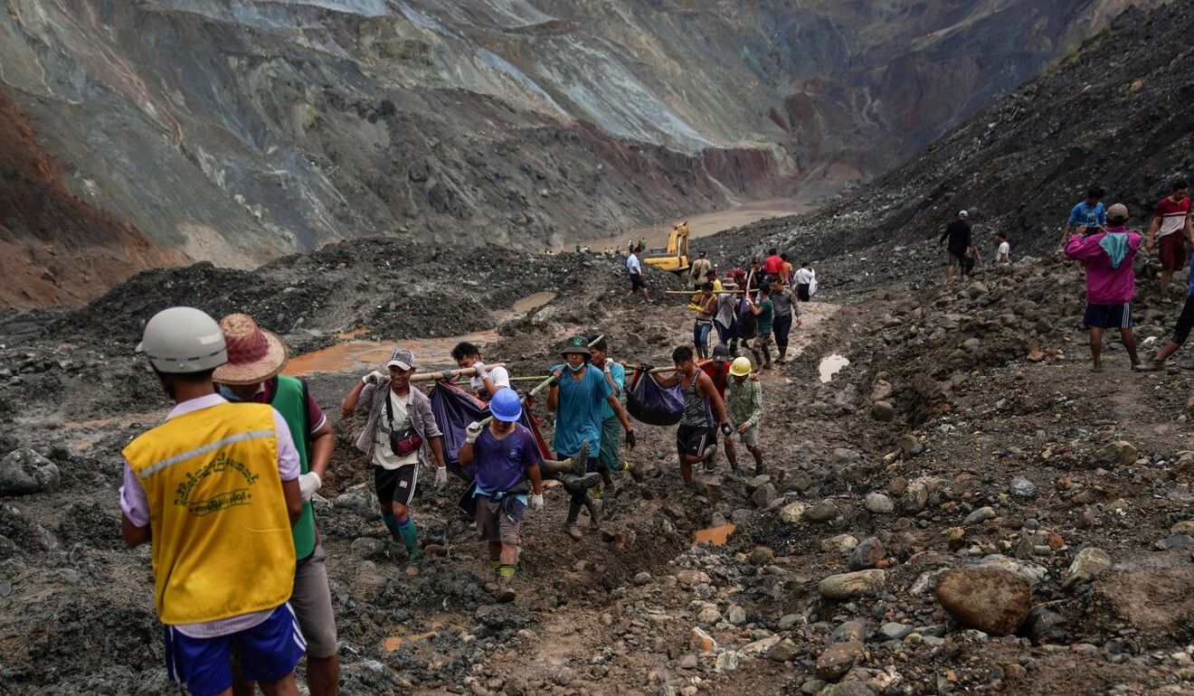 Rescuers recover bodies near the landslide area in the jade mining site in Hpakant. Photo: AFP