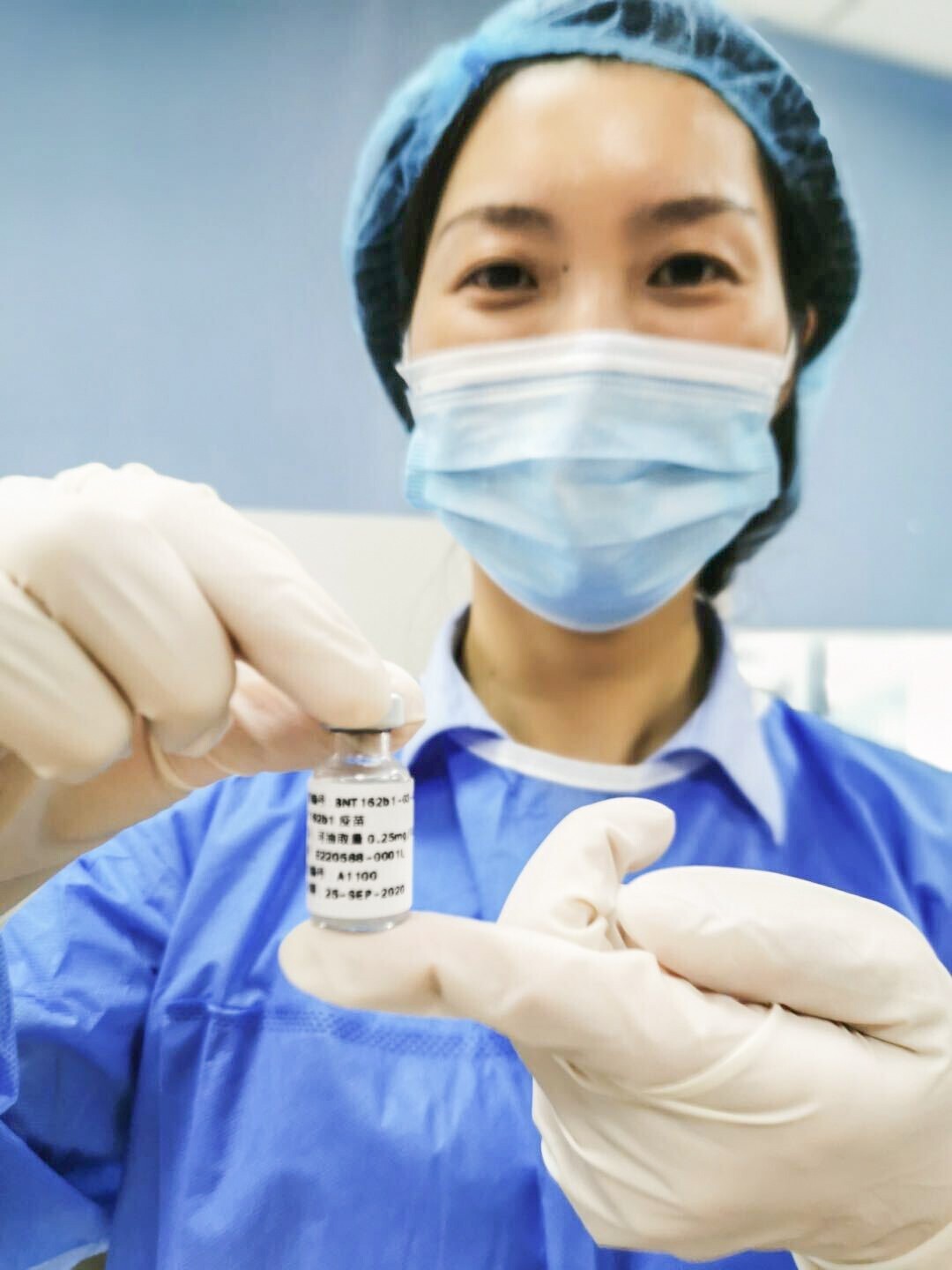 A medical worker holds up a dose of mRNA vaccine BNT162b1 made by German company BioNTech, used in a clinical trial in Jiangsu province from July. Photo: Handout