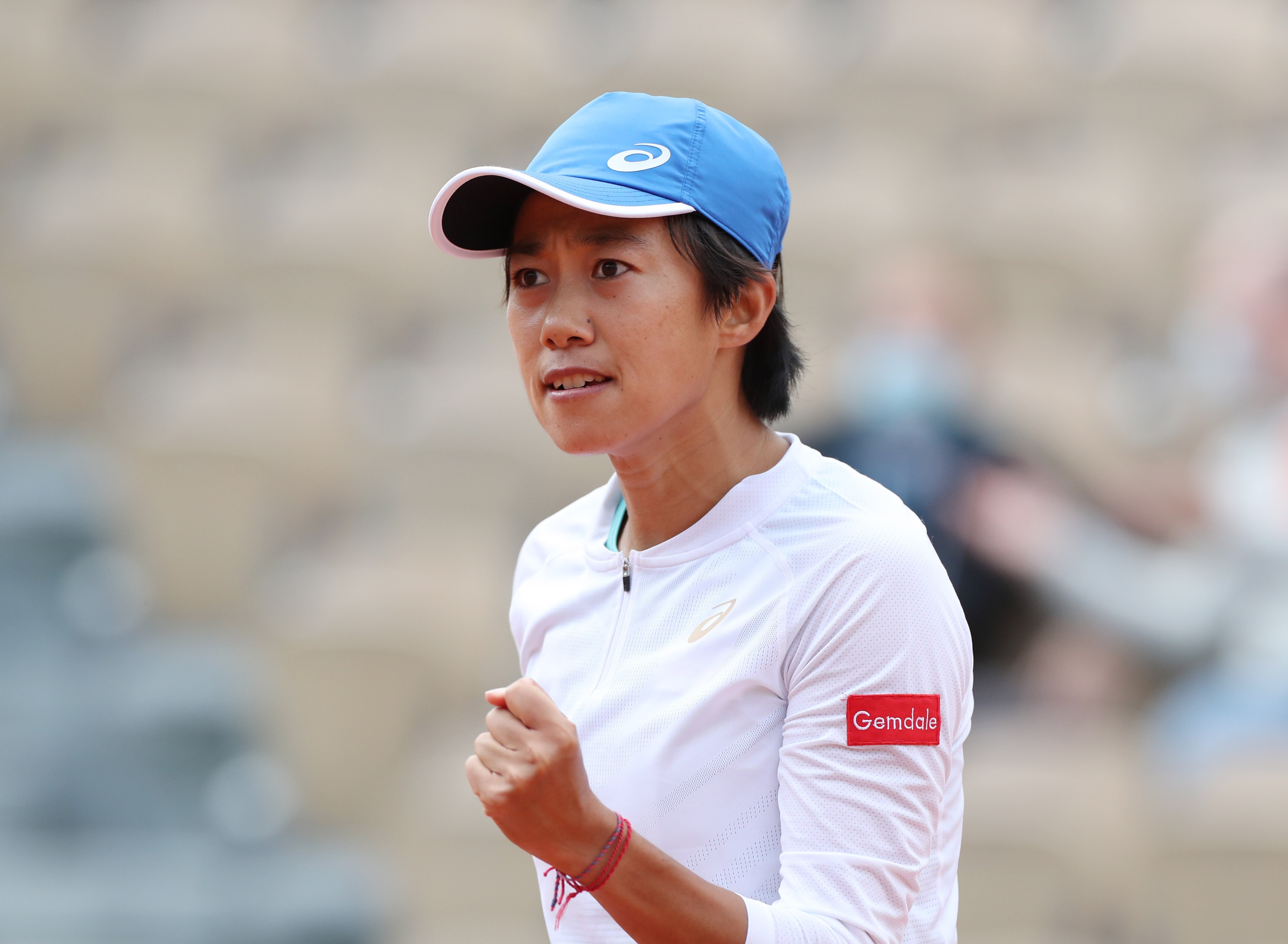 China's Zhang Shuai reacts during the women's singles third round match against France's Clara Burel in the 2020 French Open. Photo: Xinhua