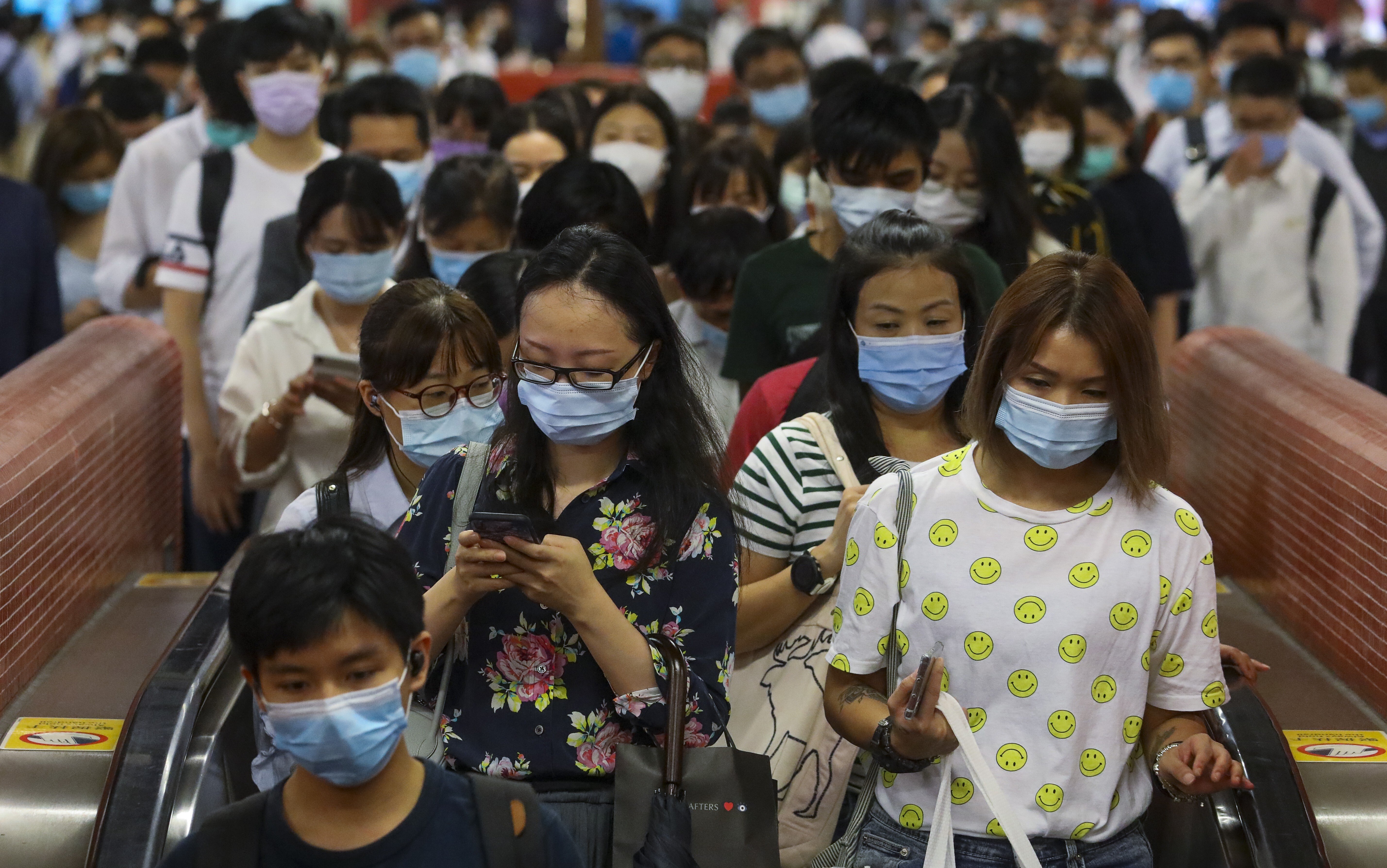 Crowd of office workers walking through the MTR station of the business district of Central, amid the coronavirus pandemic. Photo: Dickson Lee