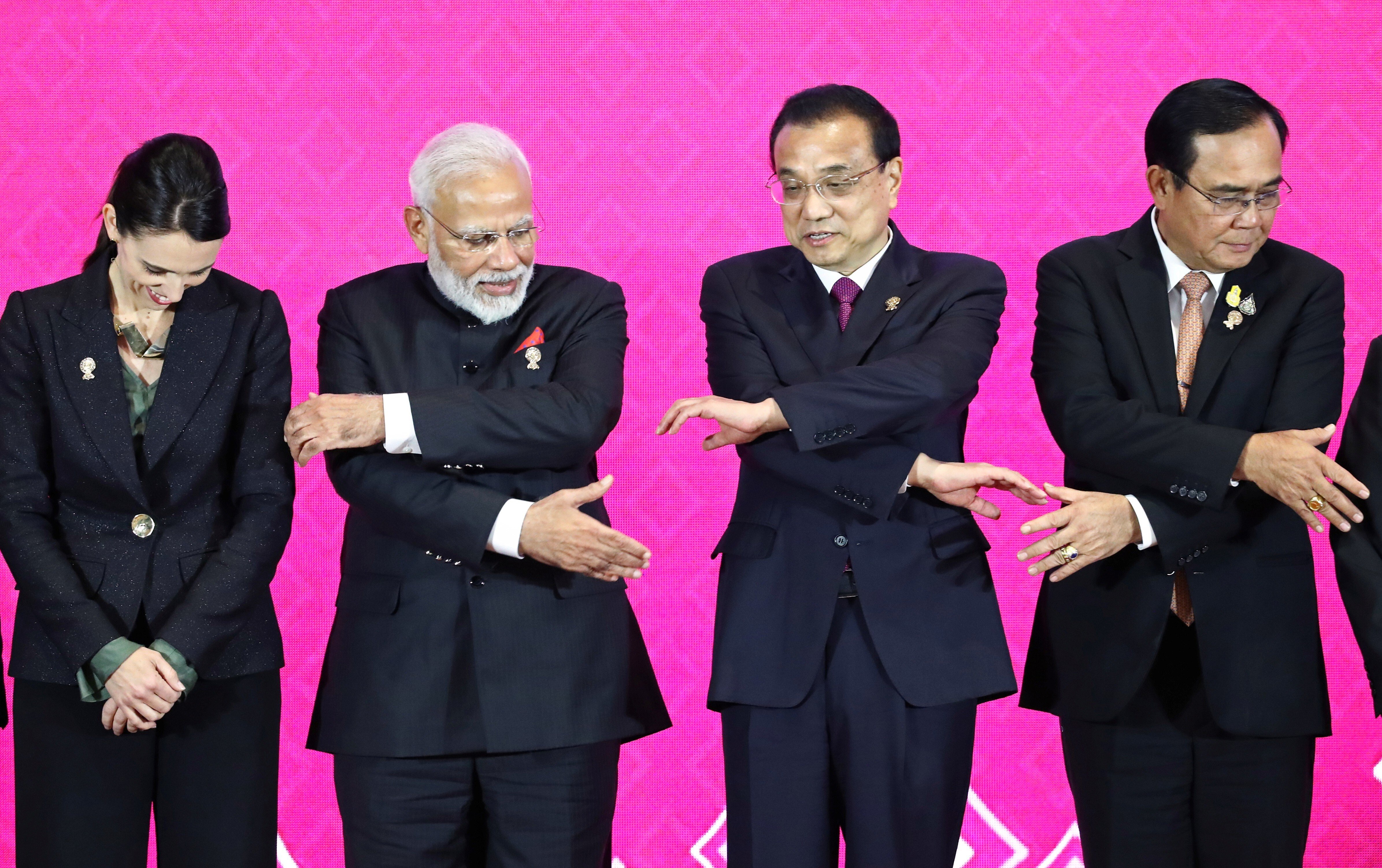 New Zealand’s Prime Minister Jacinda Ardern, India’s Prime Minister Narendra Modi, Chinese Premier Li Keqiang and Thai Prime Minister Prayuth Chan-ocha attempt to link hands at the third Regional Comprehensive Economic Partnership summit in Bangkok, Thailand, on November 4, 2019. Photo: Reuters