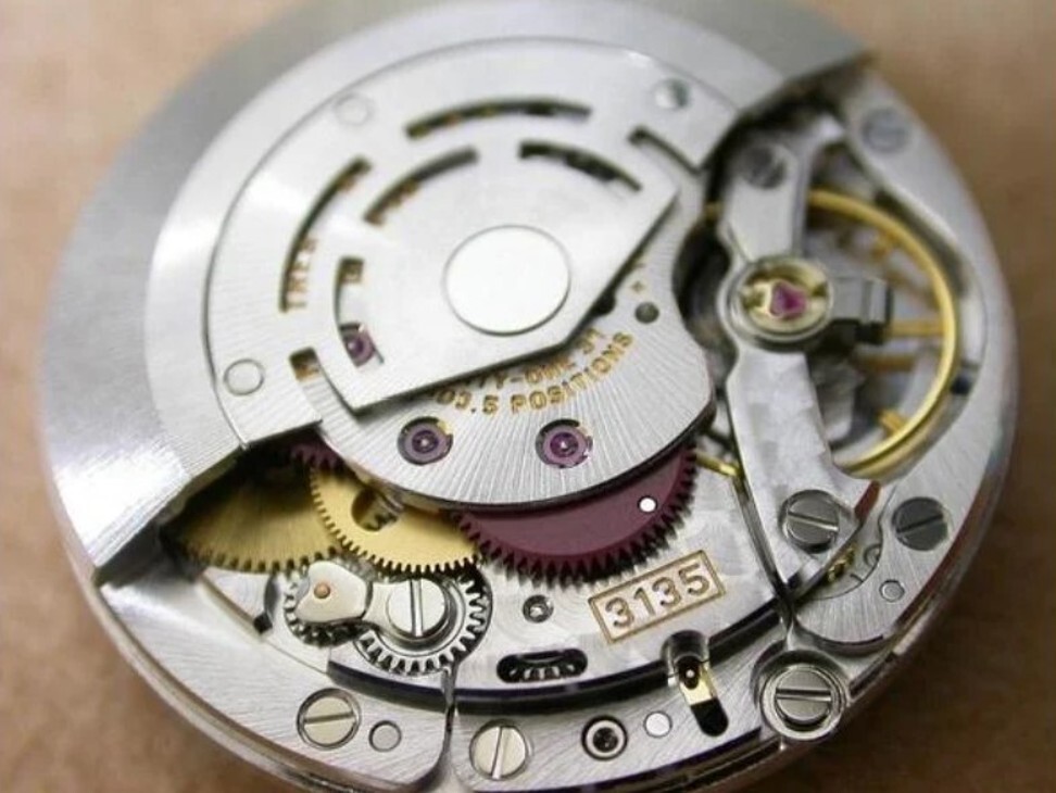 The finishing of a Rolex watch movement is more simple. Photo: Luxurylaunches