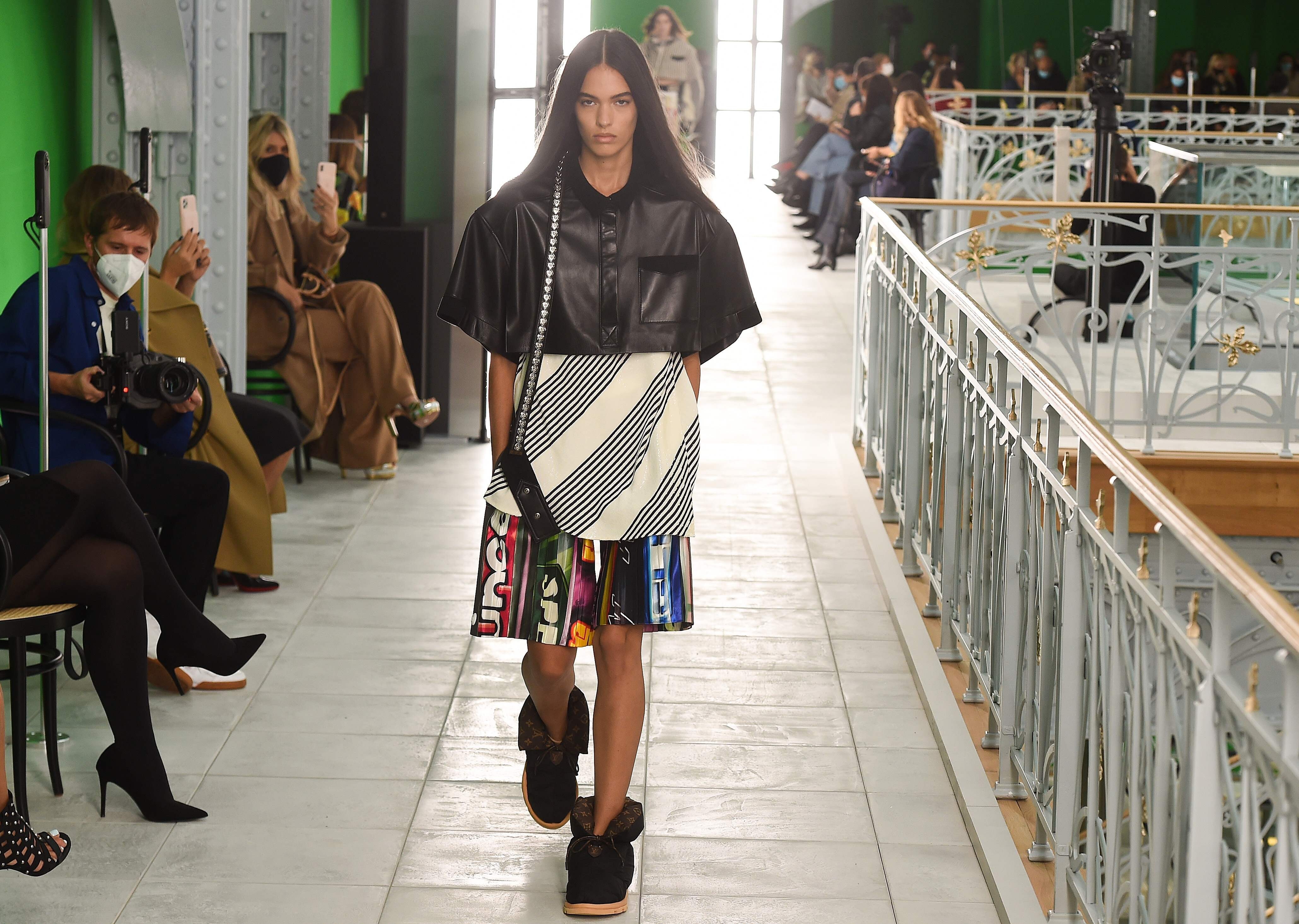 Throwback Thursday: Paris Hilton and Kim Kardashian's Matching Louis Vuitton  Bags - PurseBlog
