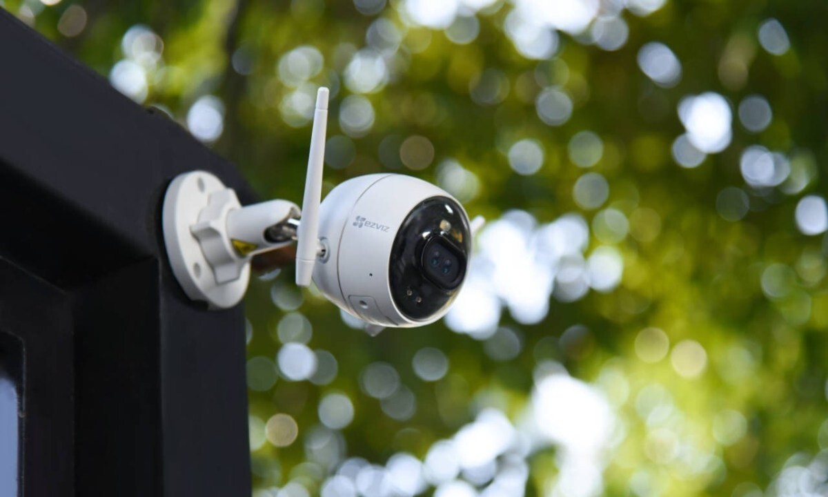 The Ezviz C3X Outdoor Smart Wi-fi Camera can recognise vehicles and people in real time, and notifies you. It creates great colour images, even in very low light.