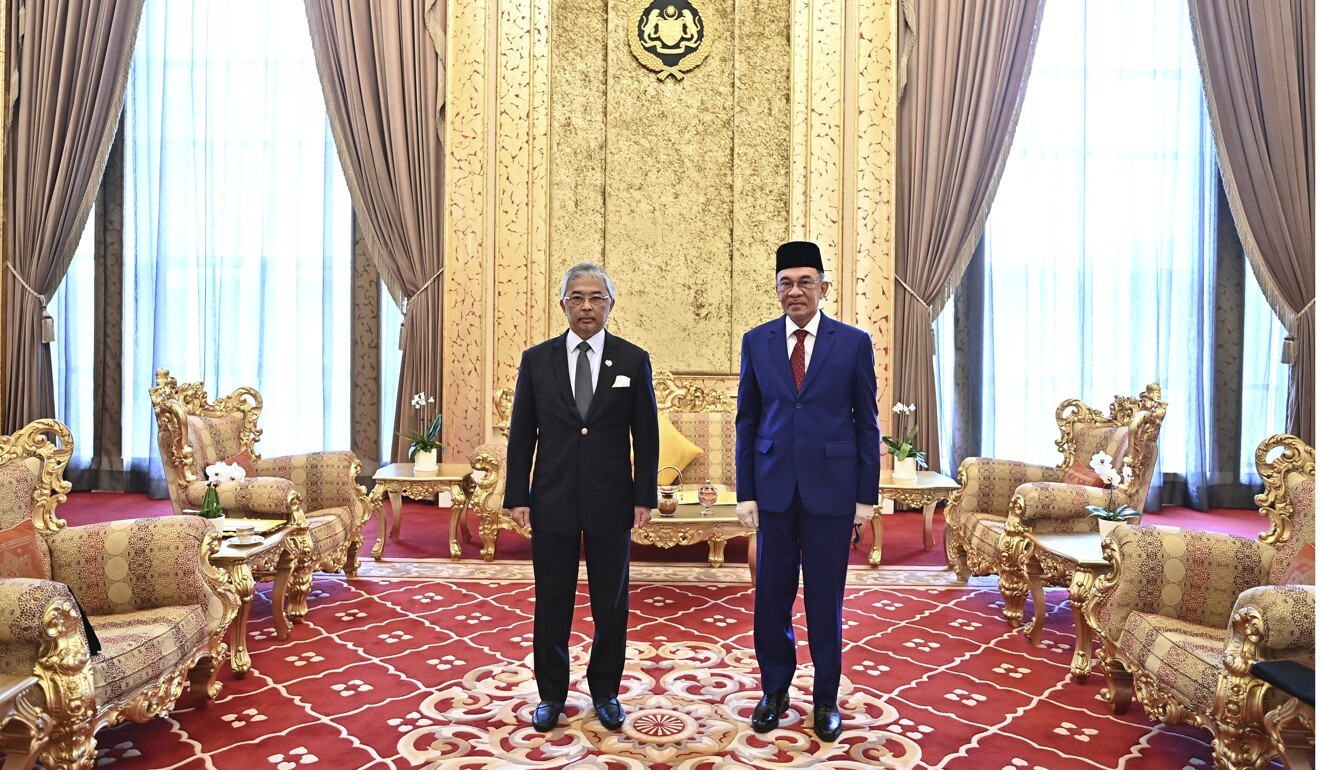 The King of Malaysia, Sultan Abdullah Sultan Ahmad Shah, left, and opposition leader Anwar Ibrahim are seen in the Royal Palace in Kuala Lumpur on October 13. Photo: AP