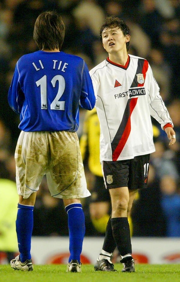 Chinese internationals Everton's Li Tie and Manchester City's Sun Jihai shake hands after their teams drew 2-2 in the English Premier League at Goodison Park on January 1, 2003. Photo: Reuters