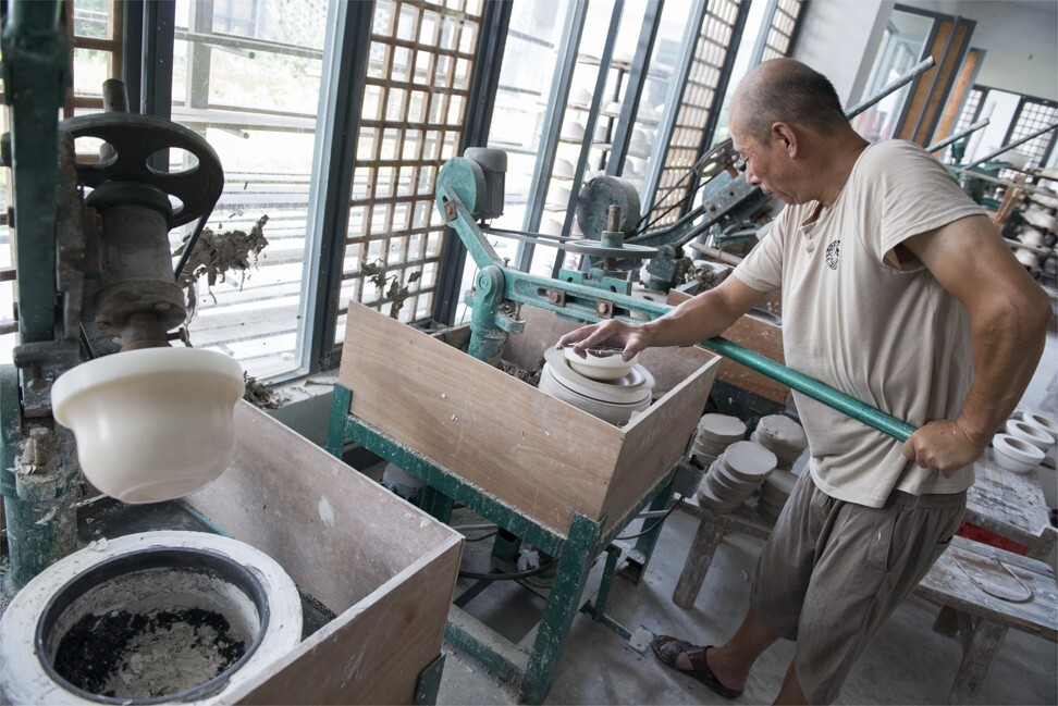 A worker glazes porcelain at the Zhen Rutang factory in Jingdezhen. Photo: Zigor Aldama