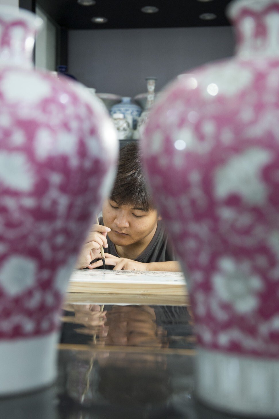 A Jingdezhen artist at work. Photo: Zigor Aldama