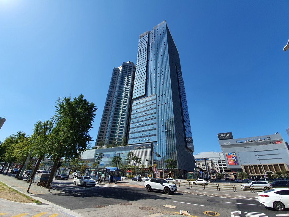 Yongsan Prugio Summit residential tower beside L’Park mall, a mega shopping and entertainment complex located in downtown Seoul. Photo: Alice Realty